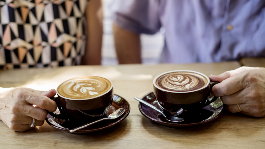 Studien visar att man med fördel kan dricka tre koppar kaffe om dagen och därmed skydda hjärtat. Foto: Shutterstock